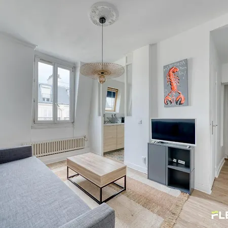 Charming Bright T2 In 17e Lively Vibrant Area