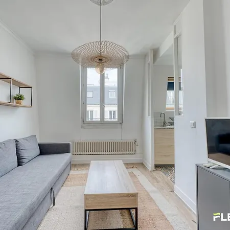 Charming Bright T2 In 17è Lively Vibrant Area Appartamento *