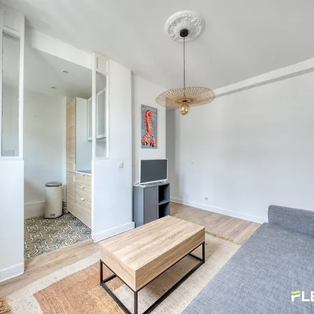 Charming Bright T2 In 17è Lively Vibrant Area