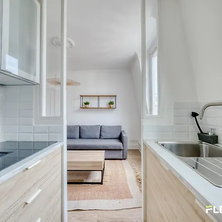 Charming Bright T2 In 17e Lively Vibrant Area Apartment