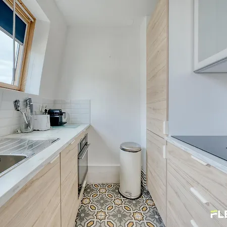 Charming Bright T2 In 17è Lively Vibrant Area *
