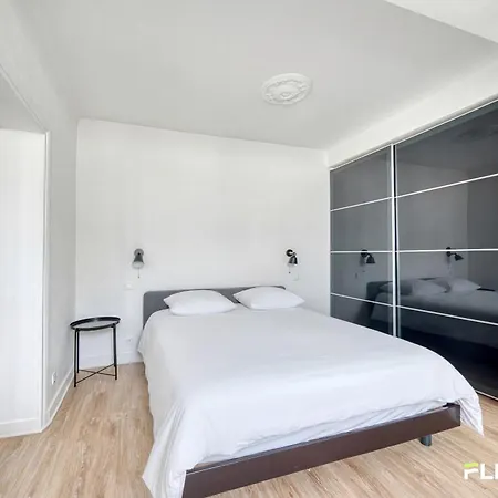 Charming Bright T2 In 17è Lively Vibrant Area