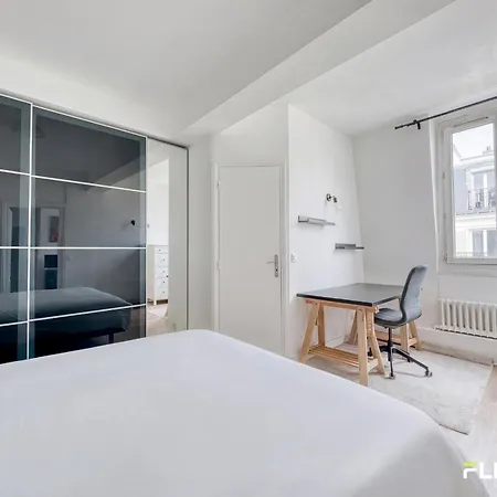 Charming Bright T2 In 17è Lively Vibrant Area *