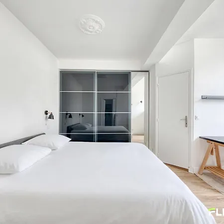 Charming Bright T2 In 17è Lively Vibrant Area Appartamento