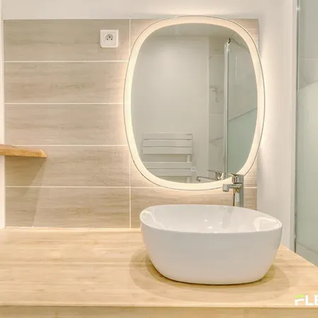 Charming Bright T2 In 17è Lively Vibrant Area *